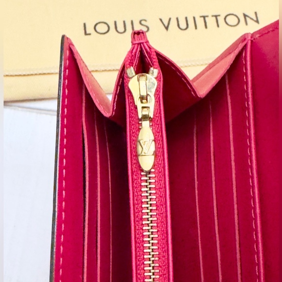 NEW Hot Pink Vernis Portefeuille Sarah
Monogram Long Wallet - Picture 15 of 16